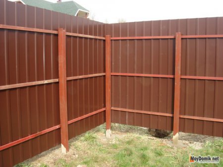 Как сделать забор для дачи из профнастила своими руками