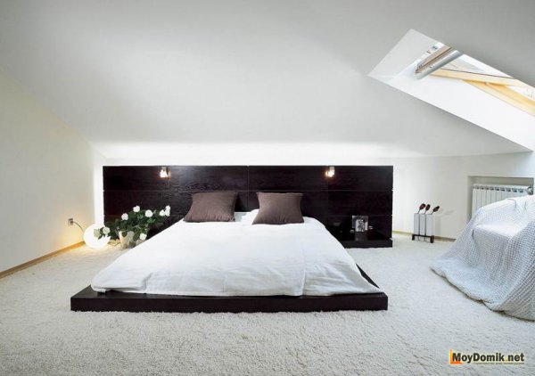 Белая спальня с черной кроватью Белая спальня с черной кроватью