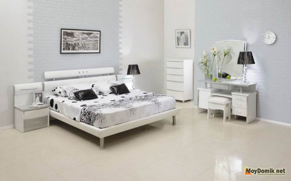 Красивый интерьер белой спальни Красивый интерьер белой спальни