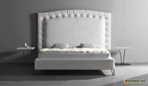 Интерьер спальни с шикарной кроватью Интерьер спальни с шикарной кроватью