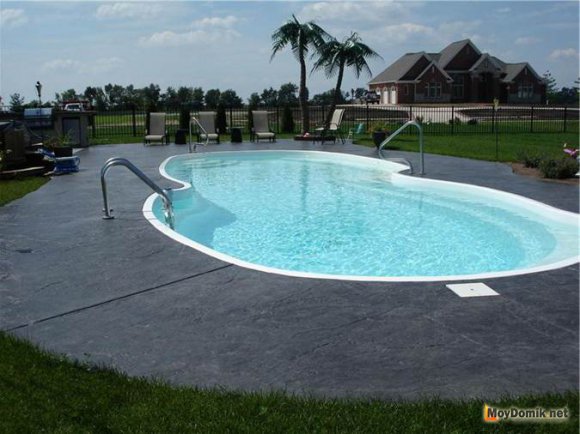 Бассейн из бетона - оригинальный вариант Бассейн из бетона - оригинальный вариант