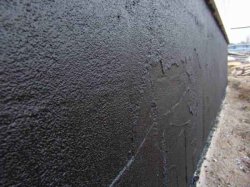 Фундамент, обработанный битумной мастикой