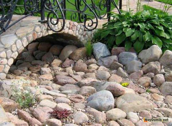 Сухой ручей с каменным мостиком