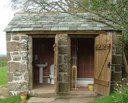 Уличный душ из кирпича (камня)