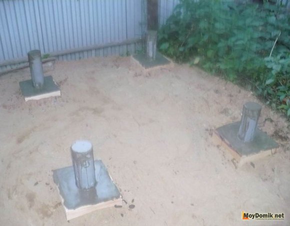 Заливка опалубки и труб бетоном Заливка опалубки и труб бетоном