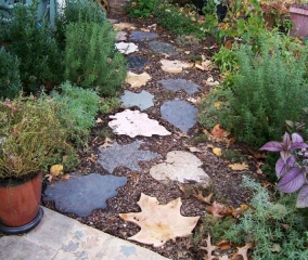 Садовая дорожка в виде листьев Садовая дорожка в виде листьев