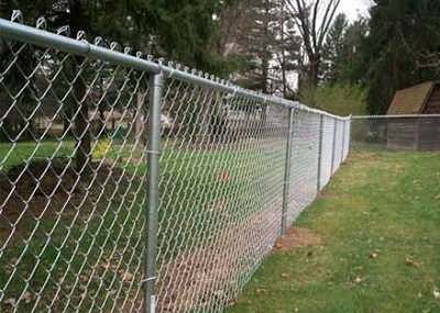 Установка забора из сетки рабицы своими руками – пошаговая инструкция