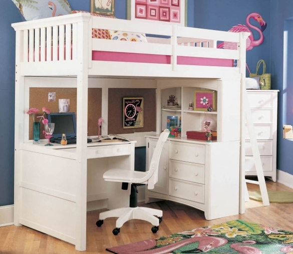 Белая двухъярусная кровать в комнате для девочки Белая двухъярусная кровать в комнате для девочки
