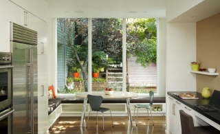 Интерьер кухни-столовой с панорамным окном Интерьер кухни-столовой с панорамным окном