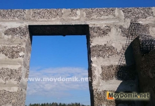 Дверной проем в доме из арболитовых блоков Дверной проем в доме из арболитовых блоков