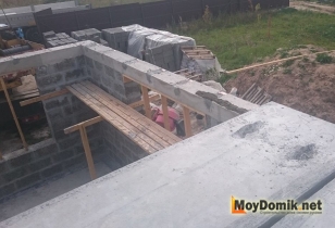 Установка железобетонных перекрытий в доме из арболита Установка железобетонных перекрытий в доме из арболита