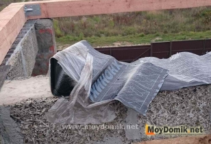 Крепление мауэрлата в доме из арболита (гидроизоляция) Крепление мауэрлата в доме из арболита (гидроизоляция)