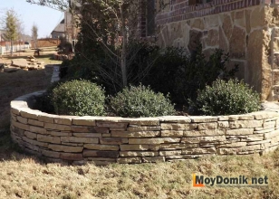 Клумба, выложенная из камня Клумба, выложенная из камня