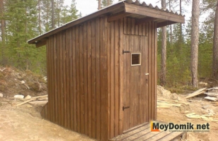 Дачный туалет-скворечник из дерева Дачный туалет-скворечник из дерева